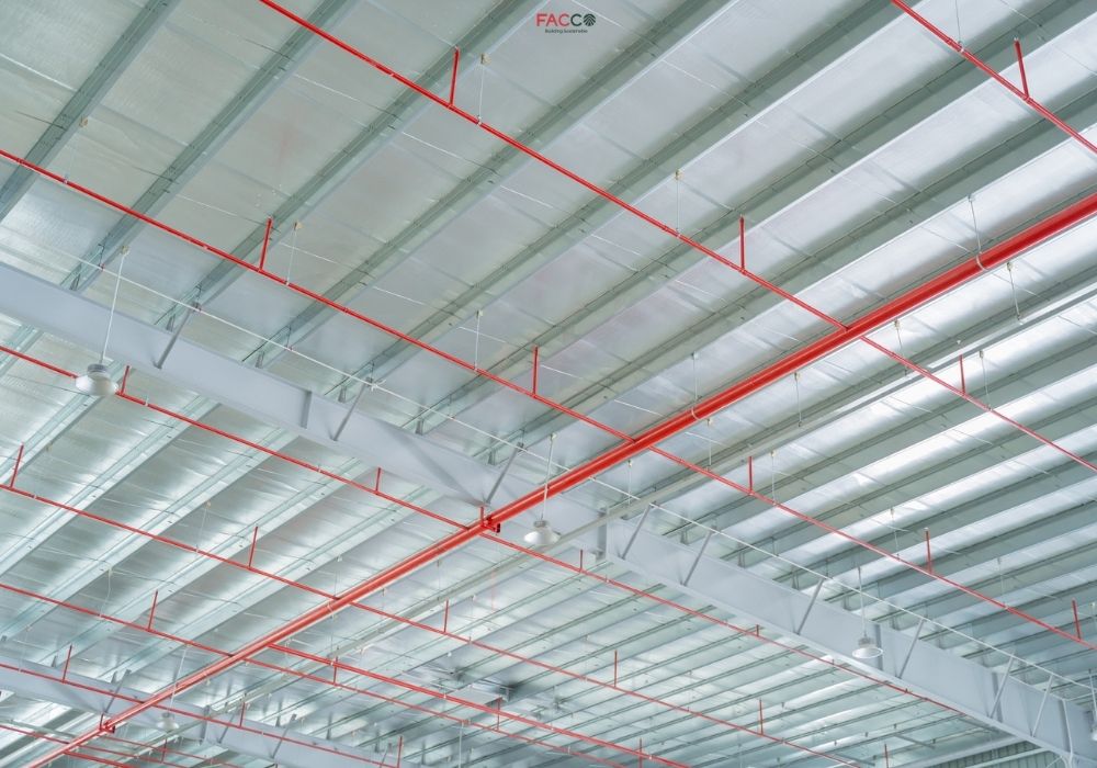 Hệ thống PCCC được lắp đặt trên trần nhà xưởng thép tiền chế.