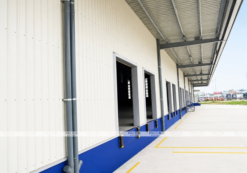Khu vực xuất nhập hàng của kho logistics