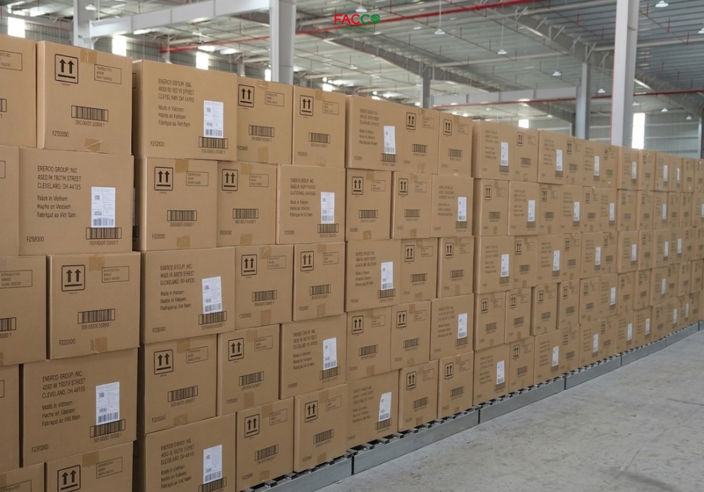 Hàng hóa sắp xếp trong kho logistics